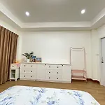 Modern 5-Bedroom Townhome Near Mrt And Local Charm