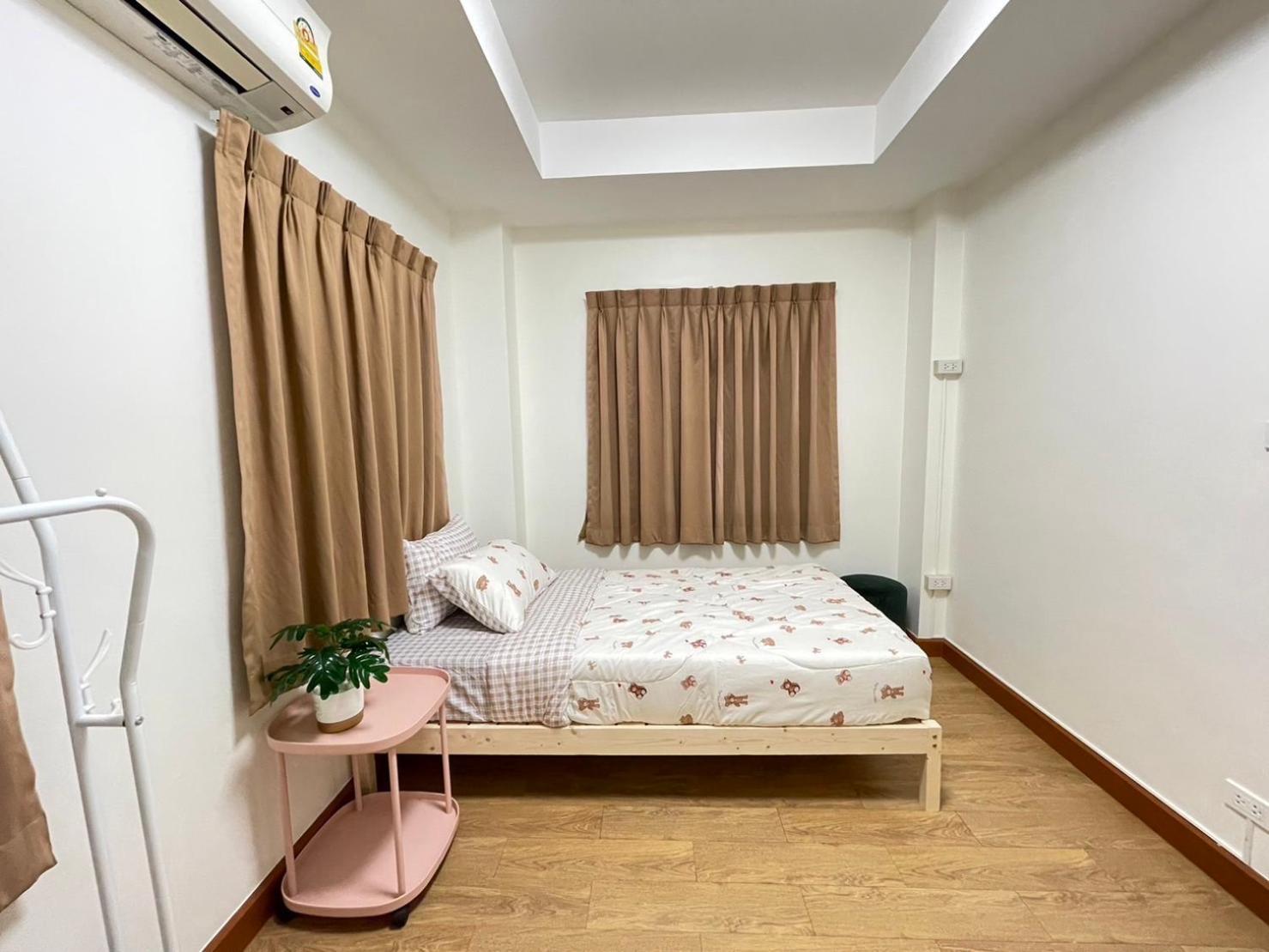 Modern 5-bedroom Townhome Near Mrt And Local Charm