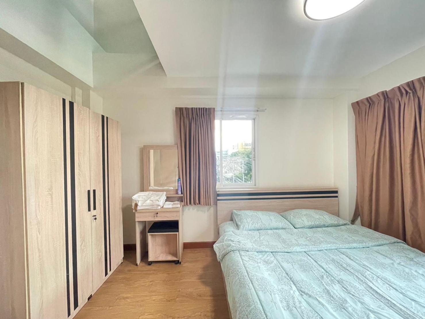 Apartment Modern 5-bedroom Townhome Near Mrt And Local Charm *