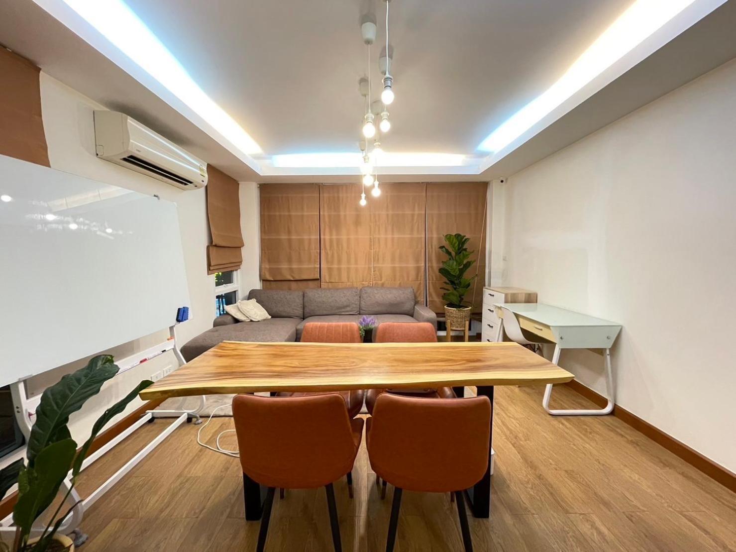 Apartment Modern 5-bedroom Townhome Near Mrt And Local Charm *