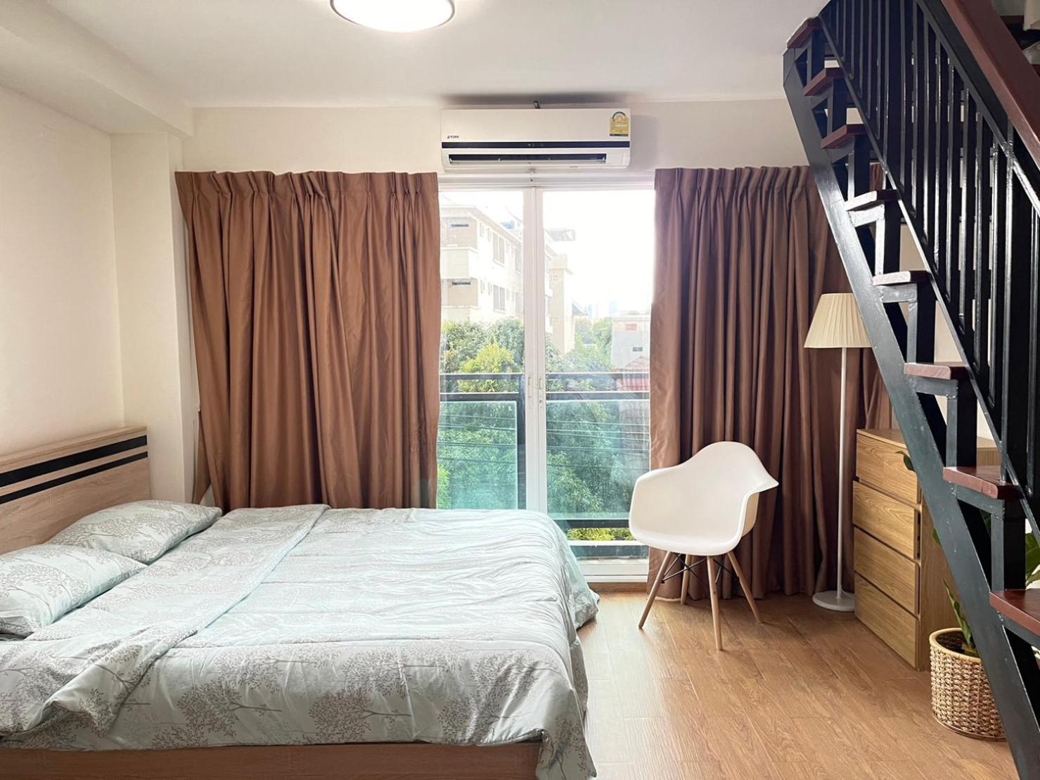 Apartment Modern 5-bedroom Townhome Near Mrt And Local Charm