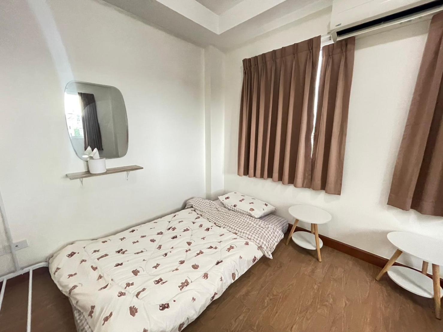 Modern 5-bedroom Townhome Near Mrt And Local Charm