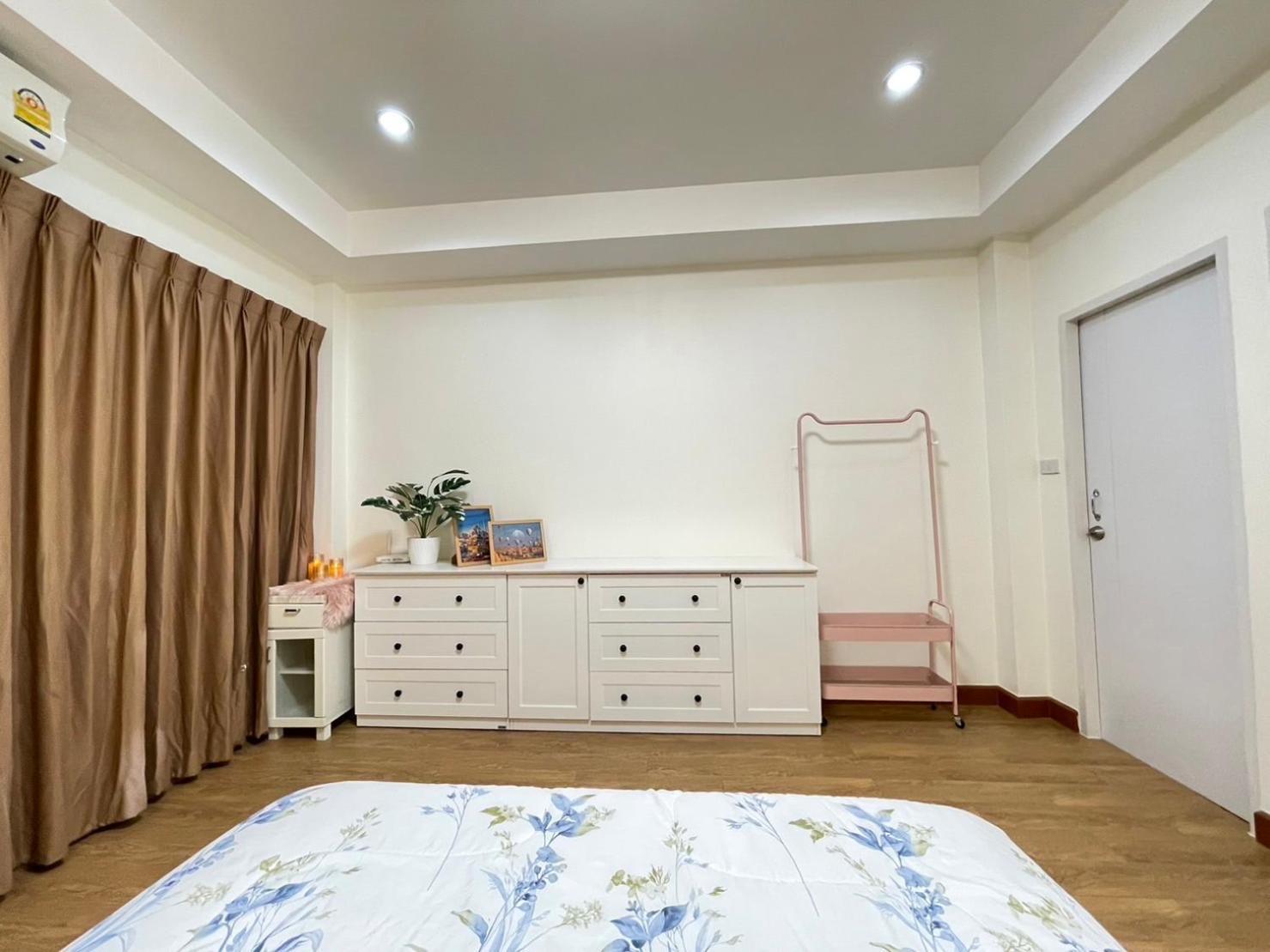 Apartment Modern 5-bedroom Townhome Near Mrt And Local Charm Bangkok