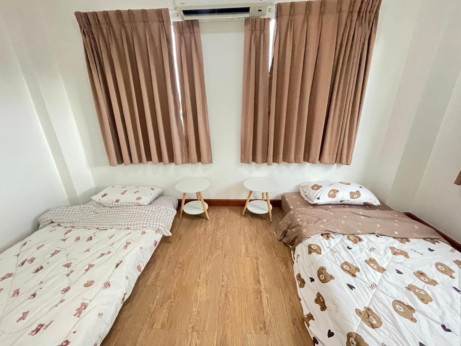 Modern 5-bedroom Townhome Near Mrt And Local Charm Bangkok