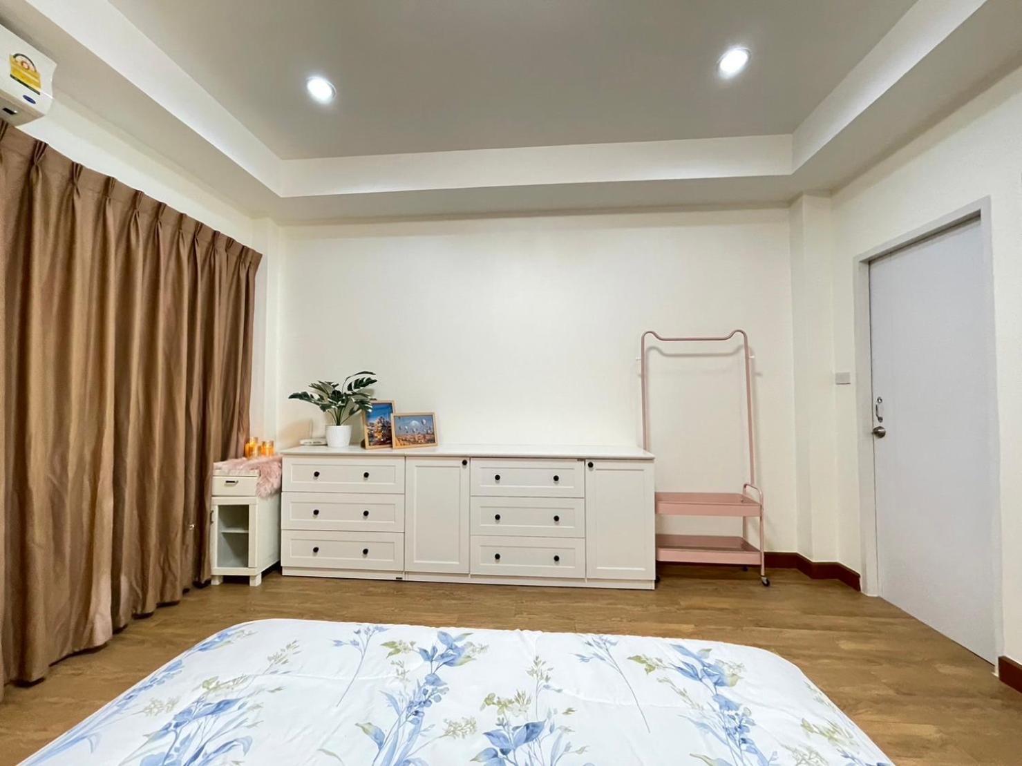 Modern 5-bedroom Townhome Near Mrt And Local Charm Bangkok