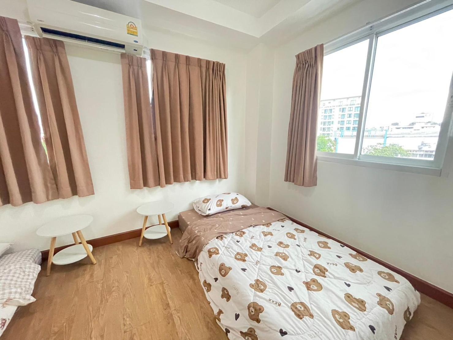 Modern 5-bedroom Townhome Near Mrt And Local Charm